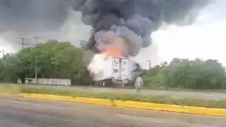 Camión destruido en accidente sobre la carretera federal Campeche-Mérida