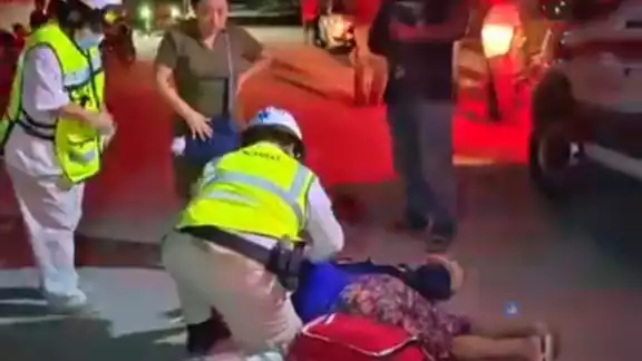 La mujer fue atendida en el lugar por los paramédicos.