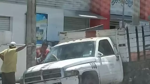 La camioneta quedó varada durante varias horas hasta que pudo salir de la alcantarilla.