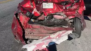 Accidente en el Puente de la Unidad involucra a un tráiler que impactó por detrás a un vehículo con docentes originarios de Dzitbalché