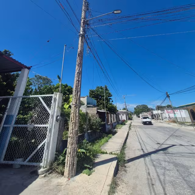 Vecinos de Champotón exigen a la CFE sustituir poste en mal estado que pone en riesgo a familias