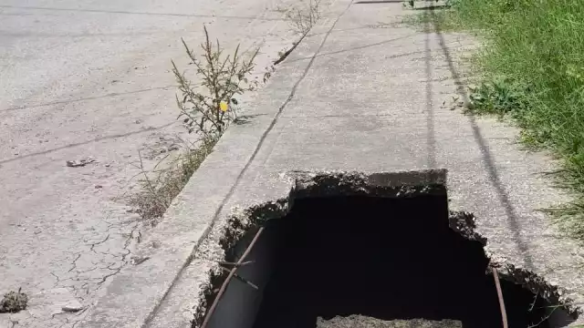 Los habitantes exigen la colocación de rejillas.