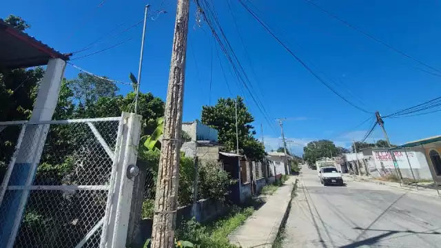 Vecinos de Champotón exigen a la CFE sustituir poste en mal estado que pone en riesgo a familias