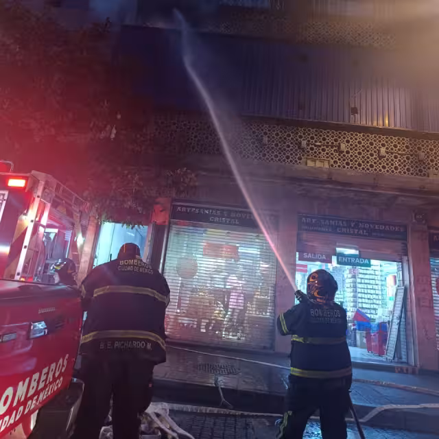 EL cuerpo de bomberos apagando el incendio