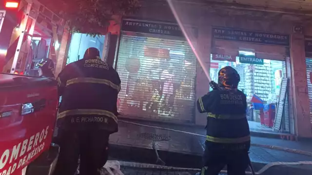 EL cuerpo de bomberos apagando el incendio