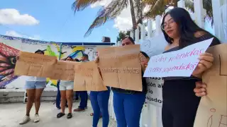 Estudiantes y exalumnos se manifestaron en el Centro Regional de Educación Normal de Cancún 