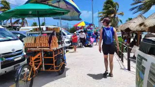 Más de 100 comerciantes  en Cancún fueron multados por falta de permisos 