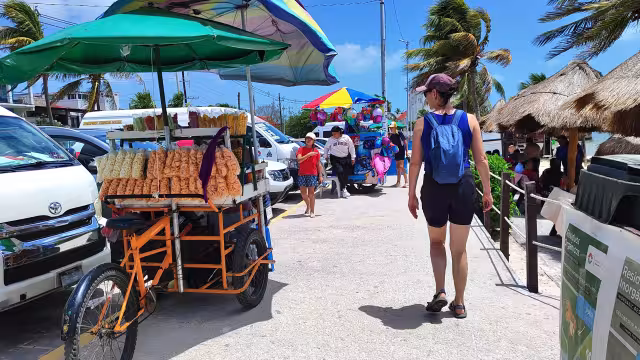 En las banqueteas de la ciudad es común ver a los vendedores colocarse para vender