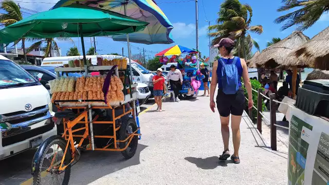 En las banqueteas de la ciudad es común ver a los vendedores colocarse para vender