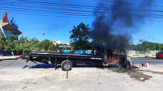 Grúa se incendia en avenida Huayacán y provoca alarma