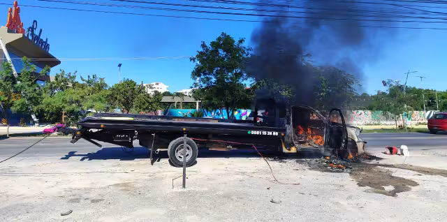 Bomberos sofocan incendio de grúa frente a Chedraui