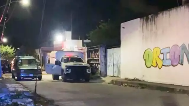 Personal de la Fiscalía General del Estado se encargó de levantar el cuerpo de la víctima, que continúa sin identificar