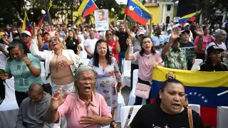 Algunos venezolanos esperan la liberación de presos políticos.