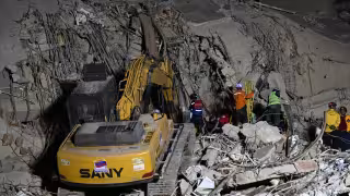 Los trabajos de rescate continúan en los edificios colapsados.
