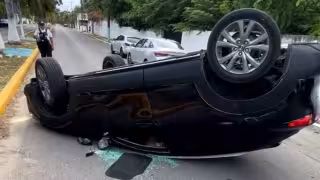 Exceso de velocidad provoca volcadura en el Boulevard Bahía de Chetumal