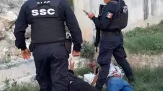 Policías detienen en Cancún a dos menores de edad, por robo y portación de armas