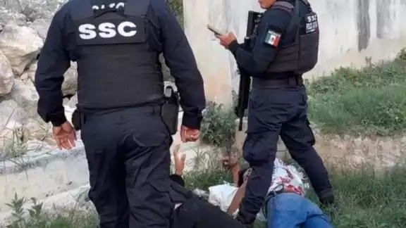 Los dos menores intentaron escapar, pero fueron sometidos por los policías. Los dos menores intentaron escapar, pero fueron sometidos por los policías.
