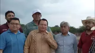 Gobernador Joaquín Díaz Mena supervisa construcción de campo de fútbol en Buctzotz