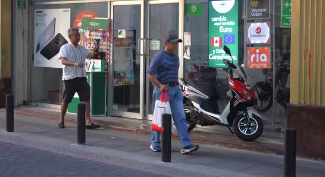 La política migratoria de Donald Trump no ha impactado el envío de dólares de los paisanos