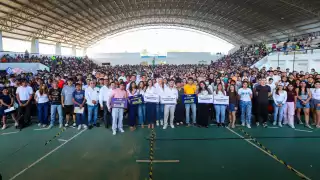 Ayuntamiento entrega apoyos económicos y educativos a jóvenes de Mérida