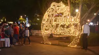 Más de mil adornos navideños iluminan el Centro Histórico de Mérida