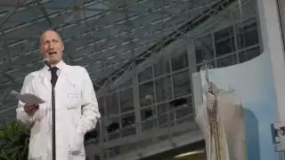 El doctor Sergio Alfieri, jefe del equipo médico que ha tratado al pontifice anunció su alta médica