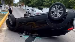 Volcadura en el Boulevard Bahía de Chetumal deja daños materiales