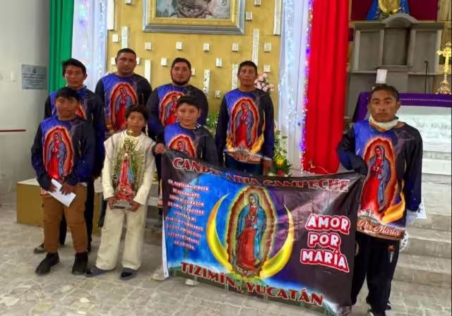 Recorren interminables caminos para cumplir sus mandas a la Virgen, ya sea por salud, la familia o amor
