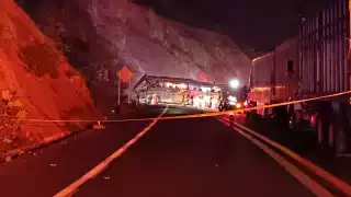 Volcadura en la autopista Cuacnopalan-Oaxaca deja  41 heridos y cuatro muertos