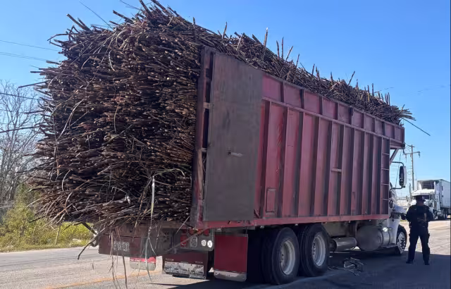 Camioneta de empresa se impacta contra unidad cañera