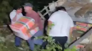 Algunas personas aprovecharon la situación para llevarse cajas.