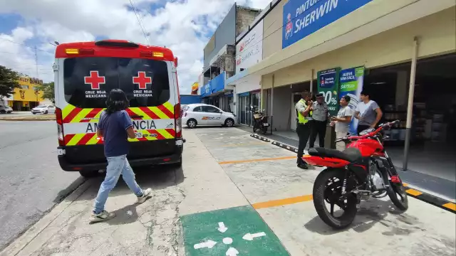 Al perder el control de la motocicleta, el conductor terminó cayendo al pavimento