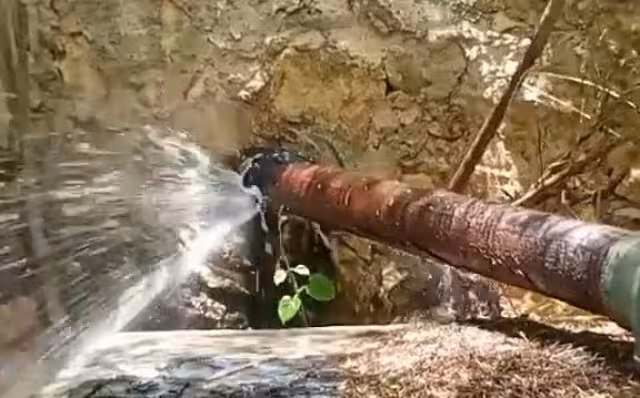 Seybaplaya: fuga de agua lleva meses sin solución
