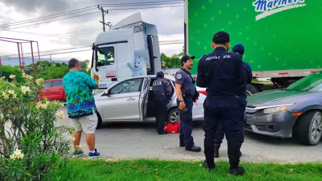 Elementos de la Policía Estatal y del ERUM atendieron a los accidentados.