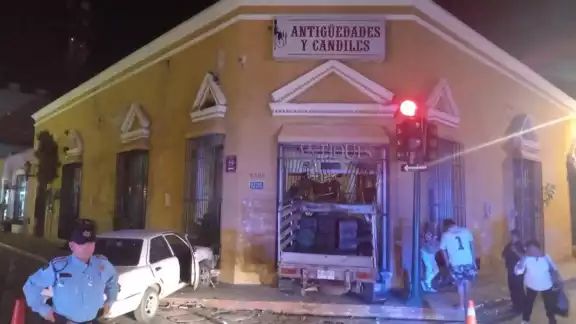 Solamente se registraron daños materiales en el choque en el Centro de Mérida Solamente se registraron daños materiales en el choque en el Centro de Mérida