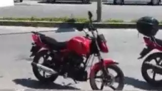 Joven es atropellada por un motociclista que miraba su teléfono mientras manejaba en Chetumal