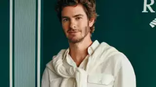 Andrew Garfield captó la atención de los usuarios en redes por su lujosa vestimenta coordinada con su pareja