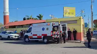 El conductor de un coche Spark propició un choque con un Elantra y tras el golpe, ambos se proyectaron contra un autobús del Va y Ven.