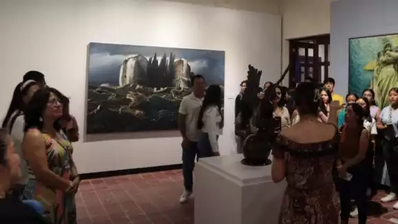 Dobrije Campos Cervera, la museógrafa del ICAC, explicó el contenido de los trabajos