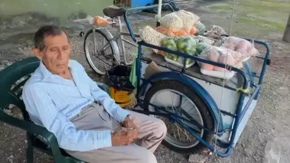 Don Roque y su esposa recorrían juntos las calles de la ciudad para vender sus productos. Don Roque y su esposa recorrían juntos las calles de la ciudad para vender sus productos.