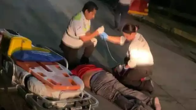 Los paramédicos confirmaron la muerte del chofer.