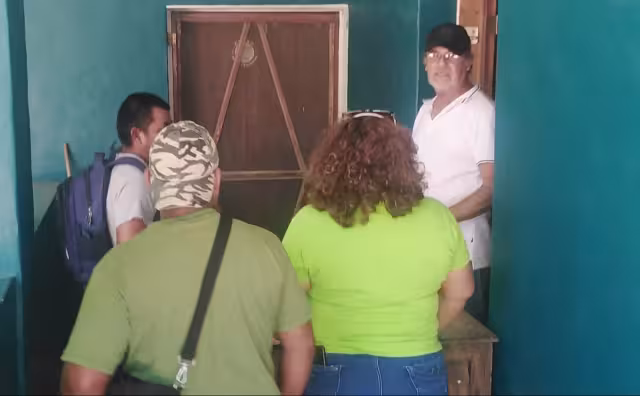 El encargado de las oficinas en la localidad (de lentes) explica que las parejas evitan casarse, para poder separarse sin tanto lío.