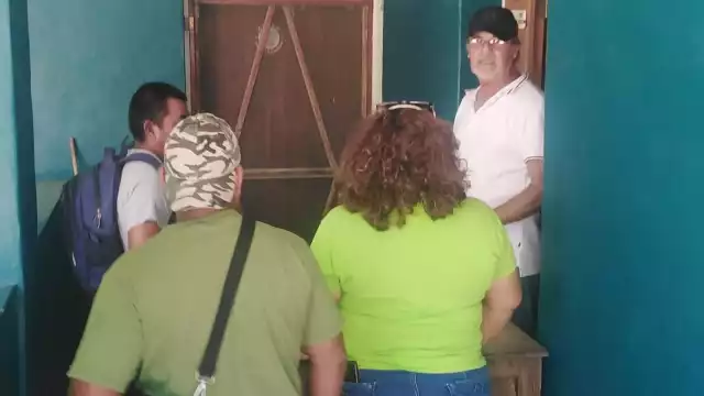 El encargado de las oficinas en la localidad (de lentes) explica que las parejas evitan casarse, para poder separarse sin tanto lío.