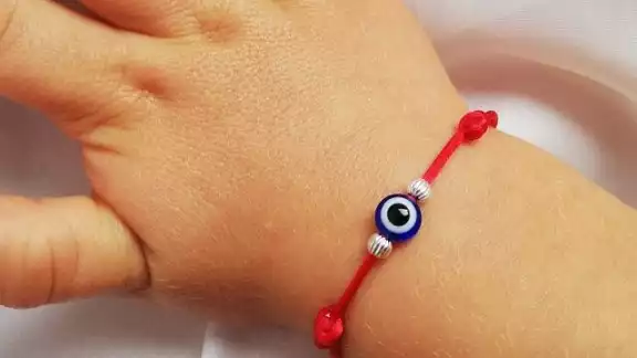 Las pulseras se ponen en  las muñecas de infantes.