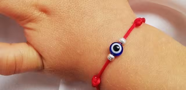 Las pulseras se ponen en  las muñecas de infantes.