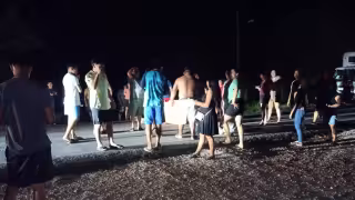 Habitantes de Ignacio Zaragoza bloquean la carretera Cancún-Mérida por falta de luz