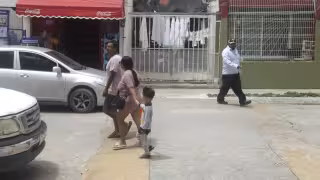 Hombre acusado de robos en Cancún asiste a Mesas de Seguridad; vecinos exponen cinismo