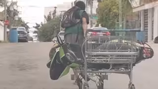 Sorprenden a indigente trasladando motoneta en carrito de súper en Playa del Carmen