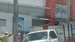 La camioneta quedó varada durante varias horas hasta que pudo salir de la alcantarilla.