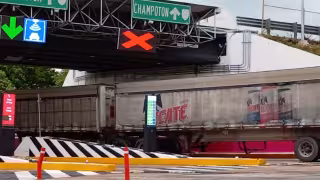 Tráiler se queda sin frenos en caseta de cobro de Campeche, a la altura de Seybaplaya; chofer logró evitar una desgracia mayor